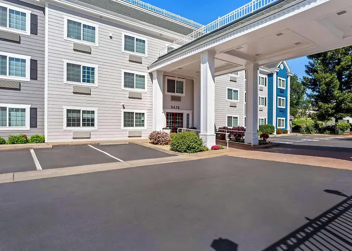 Best Hotels Near Paradise Coast Sports Complex